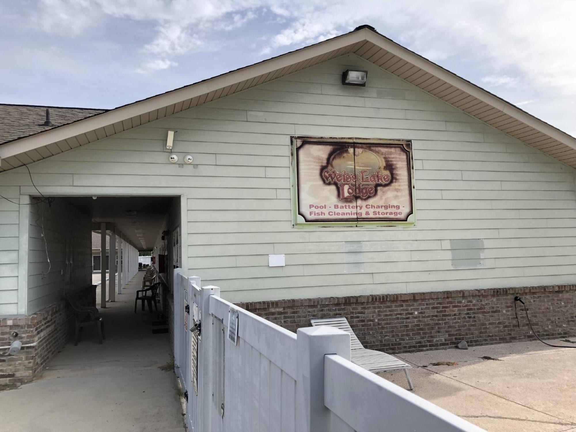 Weiss Lake Lodge Centre Bagian luar foto